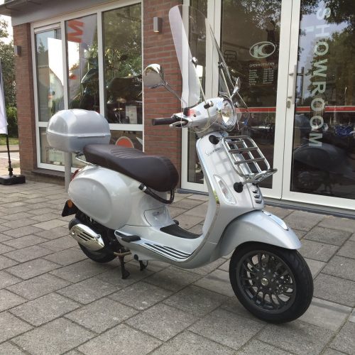 Vespa Primavera Touring Custom