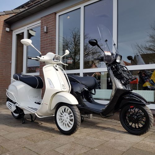 Vespa Sprint Black or White Custom