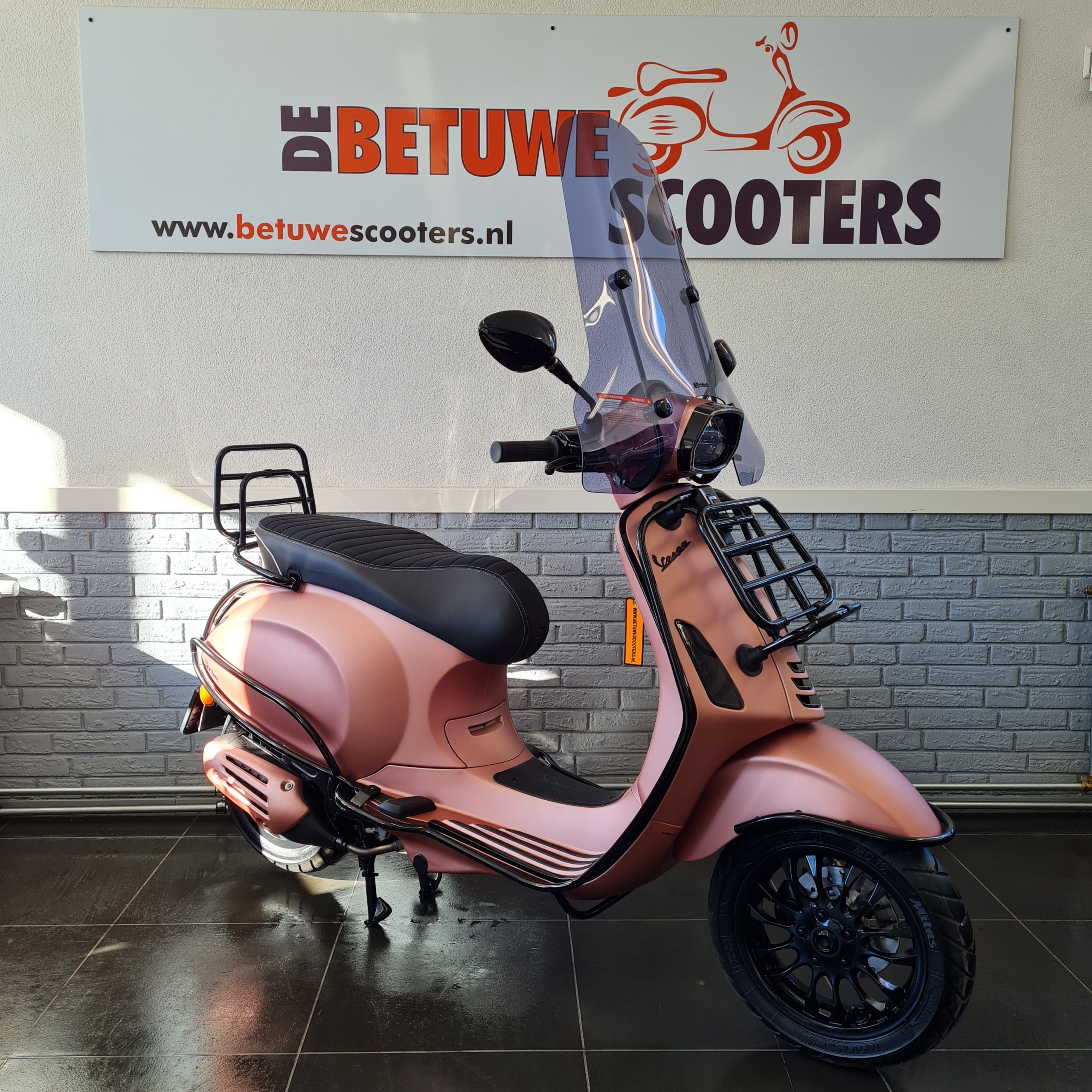 Custom Vespa Sprint 25 Km Mat Rosé Gold - De Betuwe Scooters Arnhem